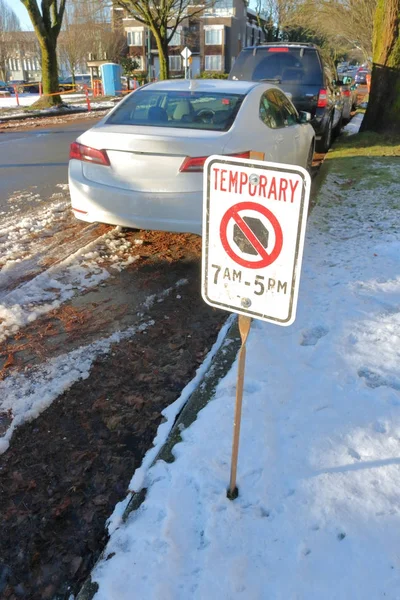 Ein Englisches Schild Warnt Dass Einer Bestimmten Tageszeit Kein Parken — Stockfoto