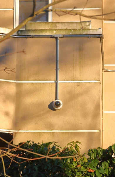 Vertikální Zobrazení Venkovní Bezpečnostní Kamery Namontované Vnější Stěně Soukromá Rezidence — Stock fotografie