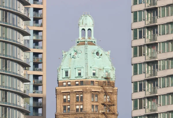 Antiguo Edificio Principios Siglo Con Una Cúpula Cobre Está Pellizcado —  Fotos de Stock