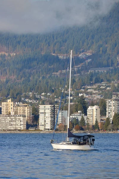Vertikal Syn Segelbåt Som Det Passerar North Vancouver Sin Väg — Stockfoto