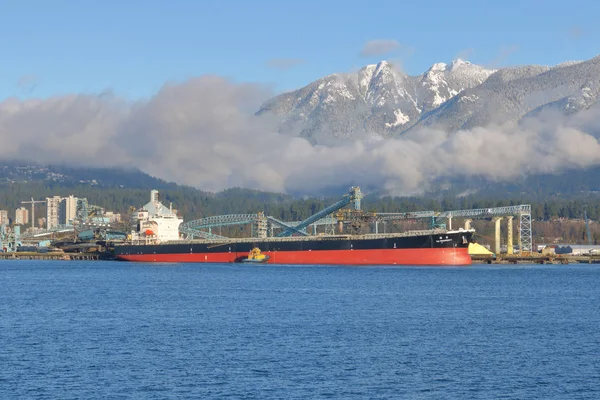 大繁荣 一艘巨大的亚洲货轮 于2017年12月30日在加拿大西海岸的温哥华海港停泊 — 图库照片