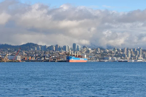 Amplo Navio Cargueiro Gigante Sendo Carregado Porto Marítimo Vancouver Canadá — Fotografia de Stock