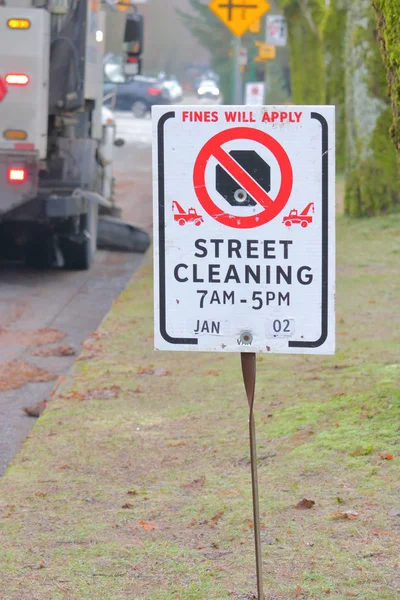 关闭街道清洁标志和停车限制 因为清扫车经过的背景 — 图库照片