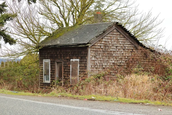 Küçük Bir Oda Bindik Özgün Bir Çiftlik Evlerini Bir Otoyol — Stok fotoğraf
