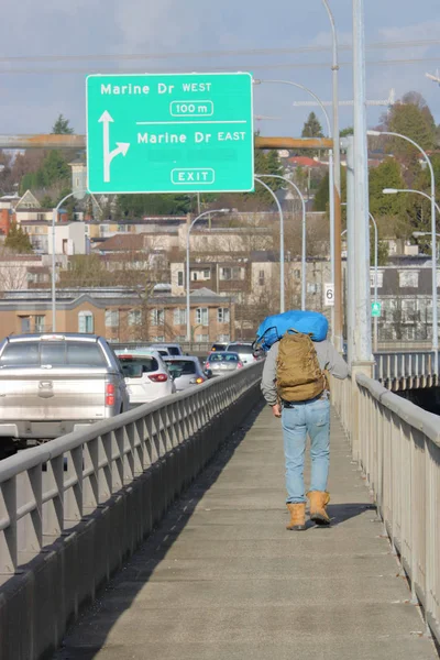 Egy Utas Egy Hátizsák Sétál Forgalmas Városi Híd — Stock Fotó