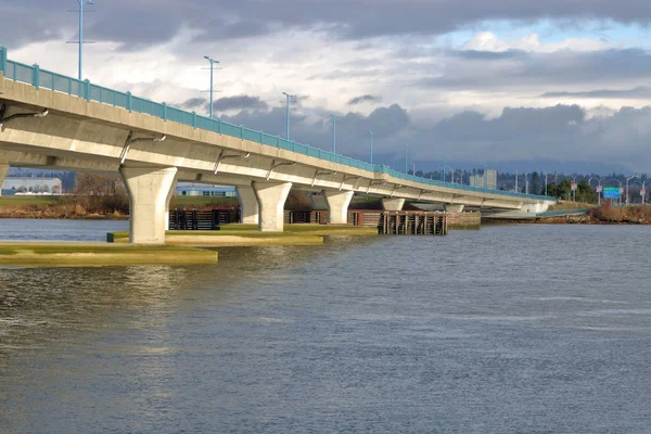 広い川を渡る交通を輸送するために使用される平らな 低い上昇を持つ橋 — ストック写真