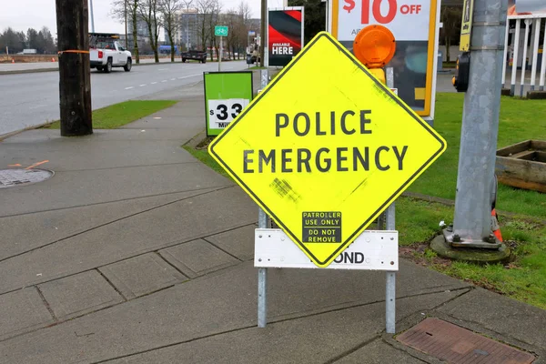 一个标志在英语向公众说明有警察紧急状态在区域 — 图库照片