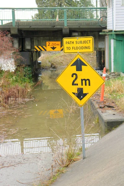 Sign Warns Pedestrians Path Currently Flooded Subject Flooding — Stock Photo, Image