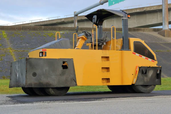 Ein Großer Industrieverdichter Der Nach Dem Aufbringen Von Asphalt Zur — Stockfoto