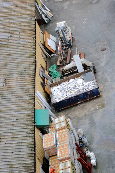 荷台および産業箱倉庫のハイアングルは廃棄物でいっぱい — ストック写真