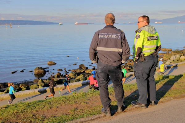 Ambulanspersonal Titta Som Idrottare Delta Den Årliga Pacific Road Runners — Stockfoto