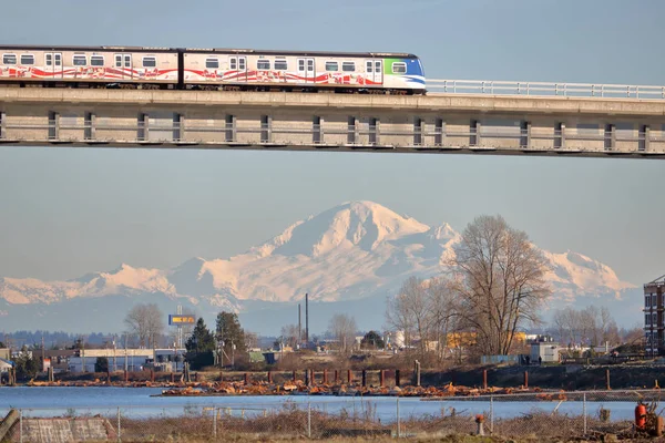 Февраля 2018 Года Skytrain Пересекает Мост Ванкувере Канада Горой Бейкер — стоковое фото