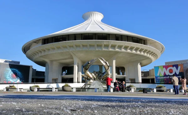 Turistas Posam Para Tirar Fotos Frente Museu Vancouver Fevereiro 2018 — Fotografia de Stock