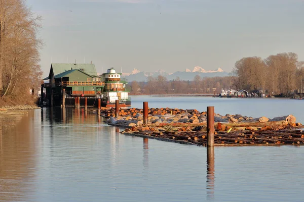 Une Rivière Longue Large Accompagne Une Variété Entreprises Compris Exploitation — Photo