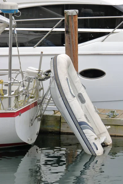 Ein Schlauchboot Ist Oberrang Eines Segelbootes Befestigt Und Bietet Bessere — Stockfoto