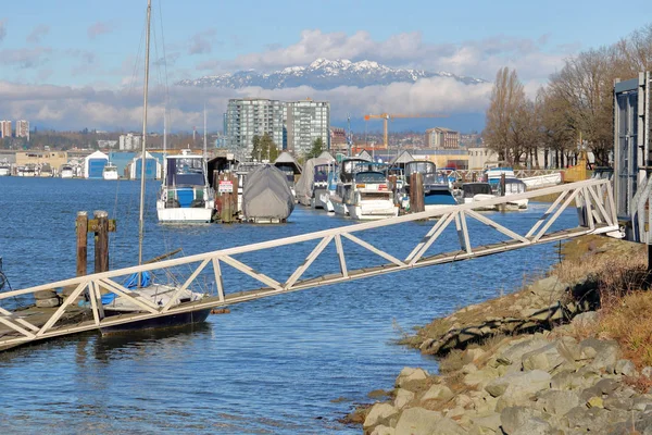 Sağlam Arazi Nerede Tekne Palamarla Bir Dock Üzerine Uzun Metal — Stok fotoğraf