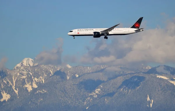 Пассажирский Самолет Air Canada Приближается Аэропорту Ванкувера Демонстрируя Поддержку Канадским — стоковое фото