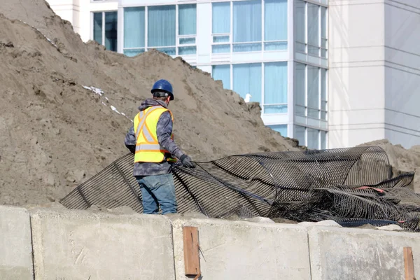 Trabajador Construcción Que Lleva Chaleco Seguridad Trabaja Sitio Eliminación Escombros —  Fotos de Stock