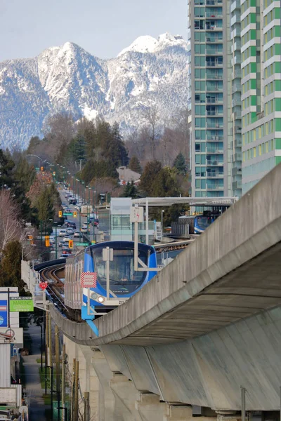 Vertikální Pohled Skytrain Zvýšená Osobní Vlak Cestující Vancouver Northshore Hory — Stock fotografie