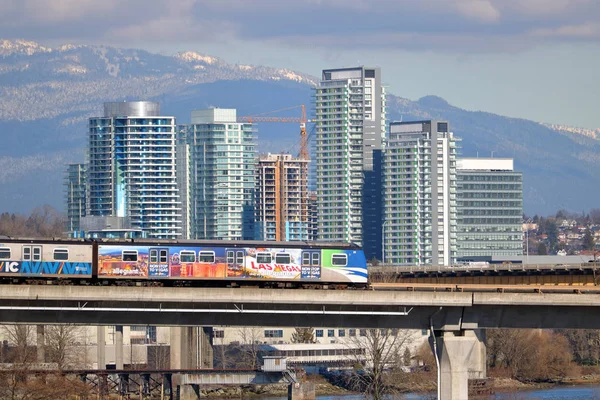 Skytrain Bir Yükseltilmiş Şehir Yolcu Treni Vancouver Northshore Dağlar Arka — Stok fotoğraf