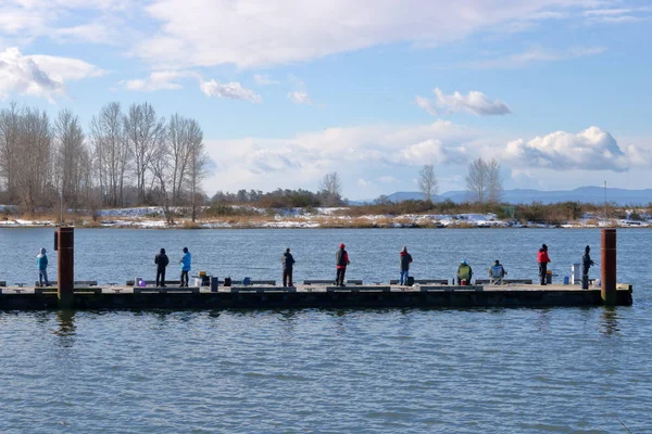 Una Larga Fila Pescadores Deportivos Paran Muelle Madera Muelle Río — Foto de Stock