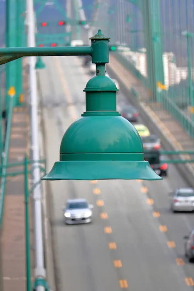 Zamknąć Starym Odrestaurowanym Światła Ulicy Wisi Nad Lions Gate Bridge — Zdjęcie stockowe