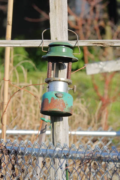 Vertikale Ansicht Einer Gut Gebrauchten Öllampe Die Tagsüber Einem Gartenpfosten — Stockfoto