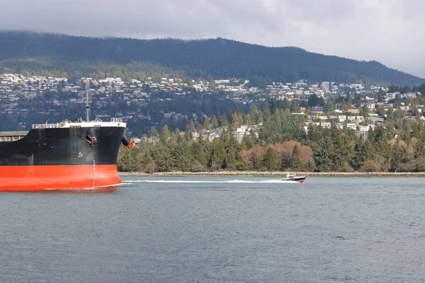 市内の港に巨大なバルク貨物を導く小さなパイロット ボート — ストック写真