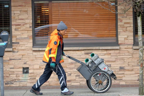Ένας Άνδρας Μετρητή Για Την Πόλη Του Βανκούβερ Καναδάς Περπατά — Φωτογραφία Αρχείου