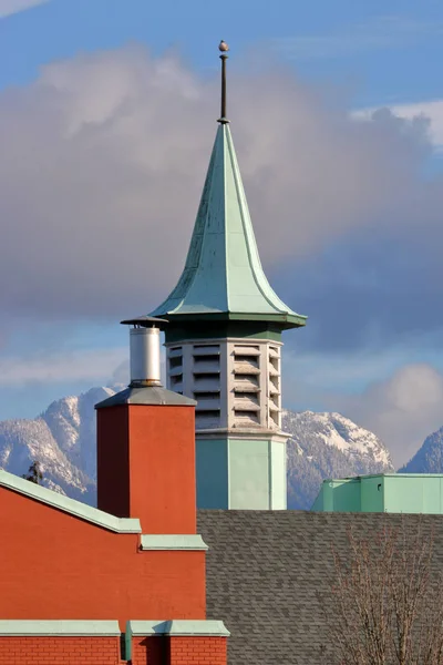 Vertical View Tall Narrow Steeple Snow Capped Mountainous Region — Stock Photo, Image