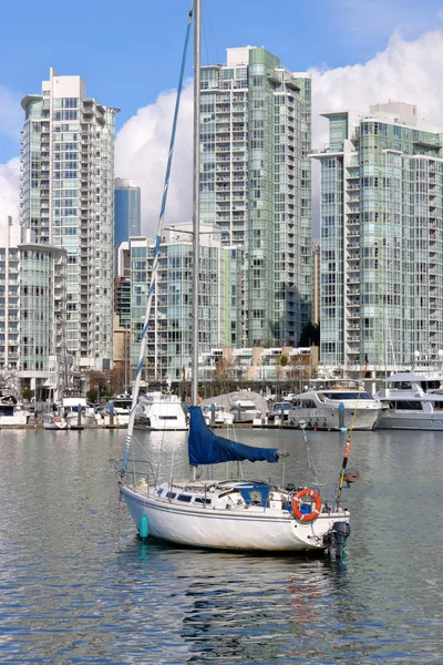 Vertical View Personal Sailboat Anchored Harbor Overlooking Modern Marina City — Stock Photo, Image