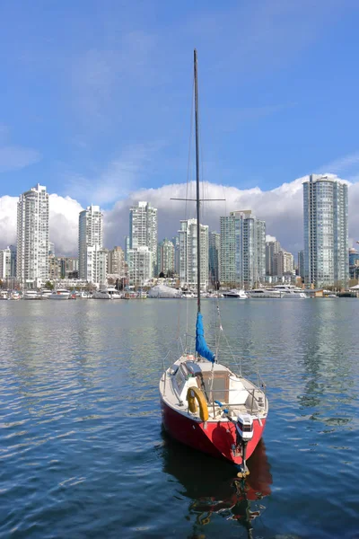 Small Personal Sailboat Anchored Bay Overlooking Modern City — Stock Photo, Image