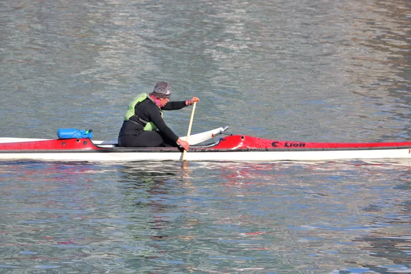 Een Vrouw Van Middelbare Leeftijd Geniet Kajakken False Creek Vancouver — Stockfoto