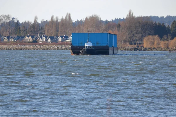 一艘拖船被一个大型的工业驳船所吸引 它在开阔的水面上拉着 — 图库照片