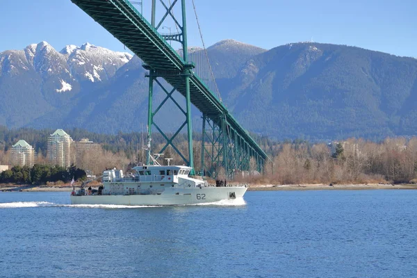 加拿大海军驱逐舰于2018年3月15日在加拿大不列颠哥伦比亚省温哥华附近的英国湾进行演习归来后在狮子门桥下起航 — 图库照片