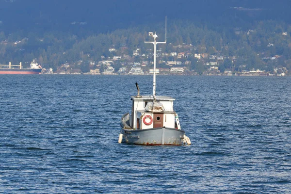 Petit Bateau Pêche Eaux Calmes Ouvertes Retourne Sur Continent — Photo