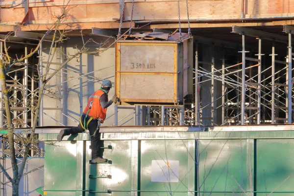 Dangerous Work Site Construction Worker Balances Rim Industrial Waste Bin — Stock Photo, Image