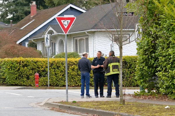 Police Fire Ambulatory Staff Discuss Accident Corner Blenheim 37Th Vancouver — Stock Photo, Image
