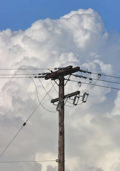在脆弱的标准电线杆站立的背景下发展的大不祥风暴云的垂直视图 — 图库照片