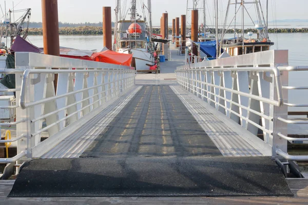 Vista Prospectiva Uma Moderna Rampa Barco Metal Que Conduz Doca — Fotografia de Stock