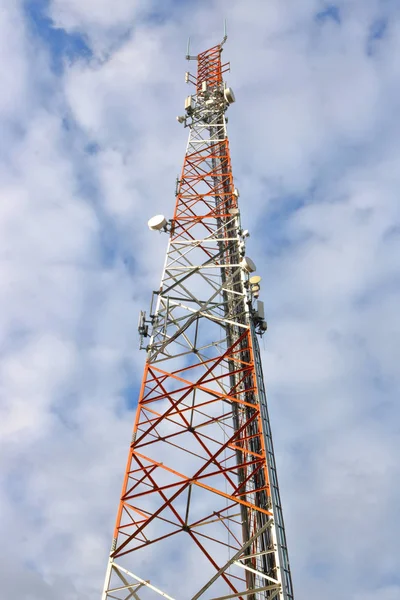 Isolated Vertical View Modern Outdoor Telecommunications Tower — Stock Photo, Image