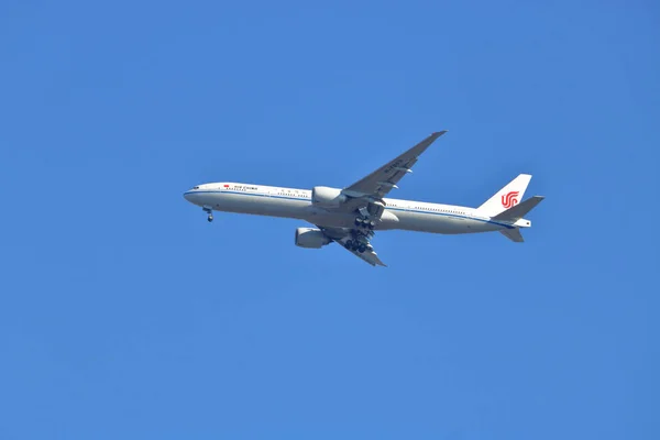 2018 日にカナダ バンクーバー Yvr 空港に近づいて見られる長距離ワイドボディの双発ジェット旅客機のボーイング 777 — ストック写真