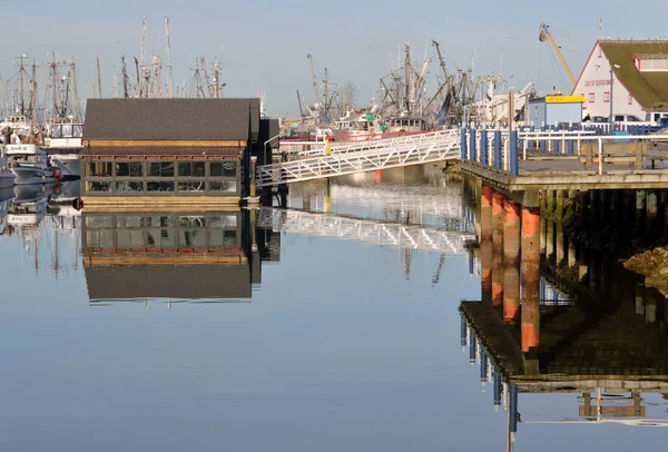 Barcos Recreo Barcos Pesca Están Amarrados Los Pintorescos Astilleros Del —  Fotos de Stock