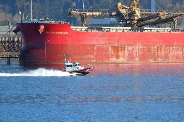 加拿大海岸警卫队一艘船在2018年3月15日在加拿大西海岸温哥华港的求救电话上作出回应 — 图库照片