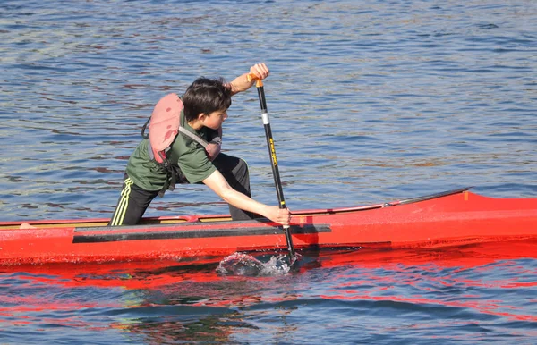 Vista Perfil Joven Atleta Remando Una Canoa Aguas Planas Durante — Foto de Stock