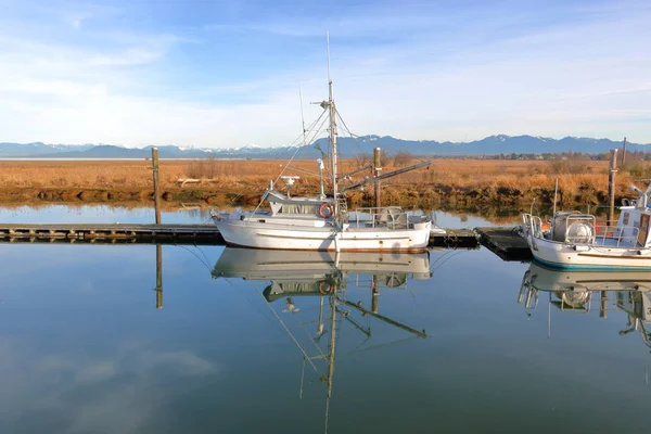 小さな商業漁業のボートはデルタや湿原のマイルを見下ろすドックに関連付けられて — ストック写真