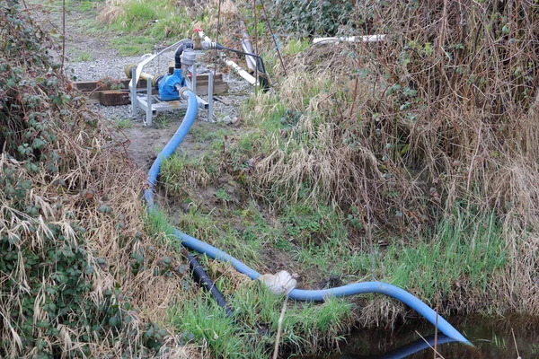 Ampia Una Piccola Pompa Acqua Utilizzata Attingere Acqua Fosso Irrigare — Foto Stock