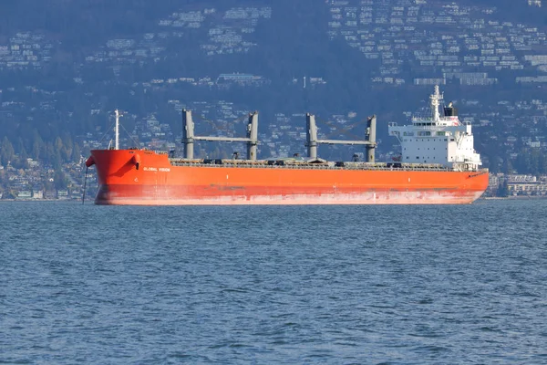 全球远景 一艘国际散货船在巴拿马国旗下飞行 停泊在英国湾 一个港口在温哥华 加拿大 在2018年3月9日 — 图库照片