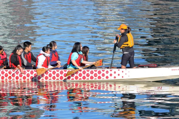 Jako Instruktor Stojí Dlouhou Loď Její Studenti Pokyny False Creek — Stock fotografie