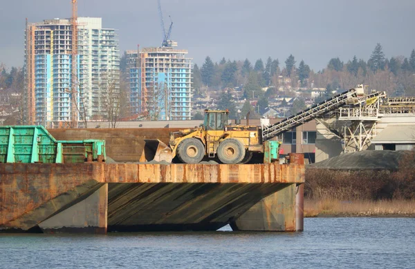 Schwere Industriemaschinen Für Die Verladung Von Lastkähnen Auf Dem Fluss — Stockfoto